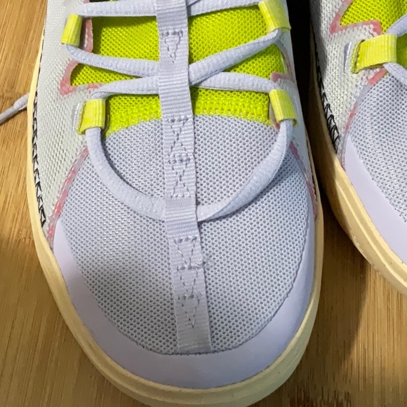 New Without Box Nike Kyrie Flytrap barely grape shoes, size 6.5Y - Picture 5 of 7